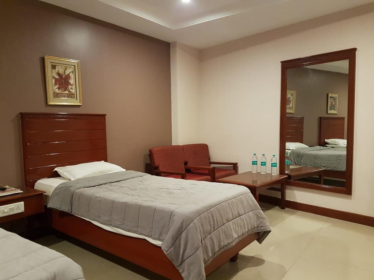 Hotel Subhalakshmi Palace Карайкуди Экстерьер фото